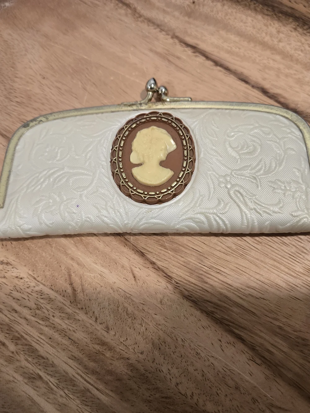 Vintage-Inspired White Cameo Kiss-Lock Manicure Case